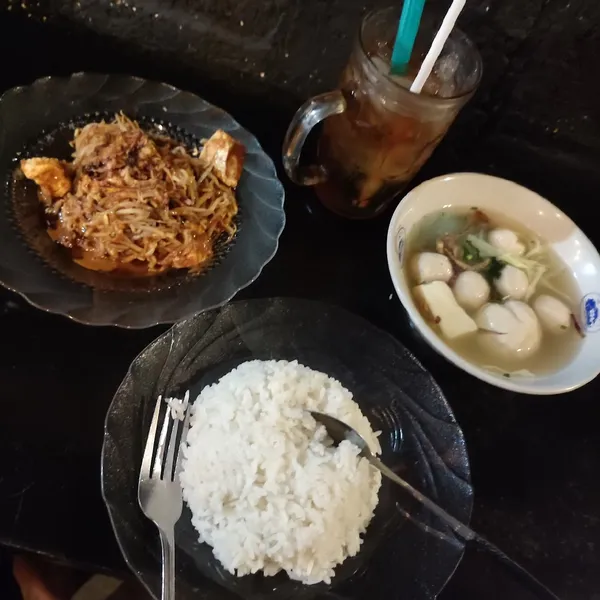 Bakso, Tipat, Dan Es Kelapa Muda Gunung Rasa