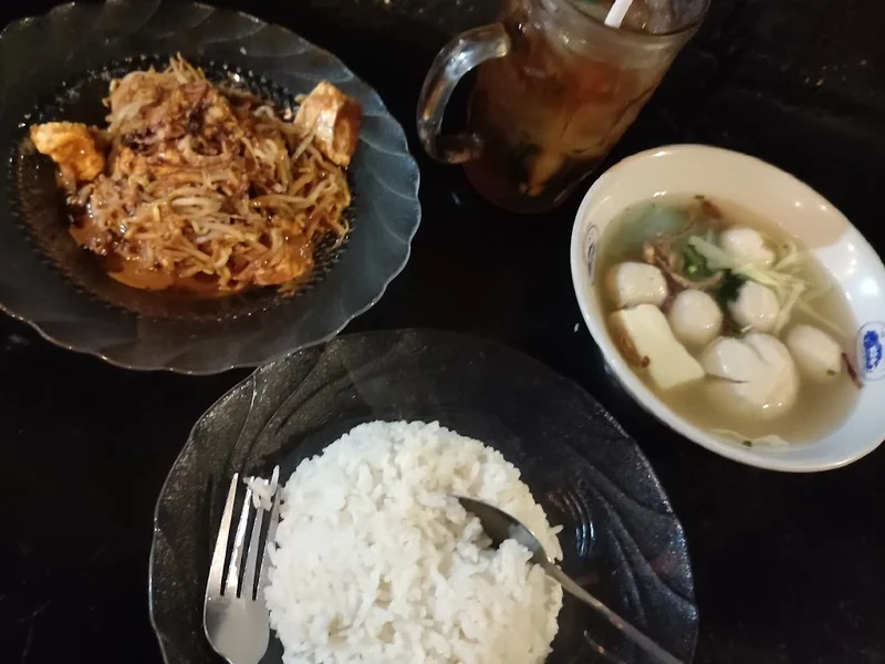 Bakso, Tipat, Dan Es Kelapa Muda Gunung Rasa