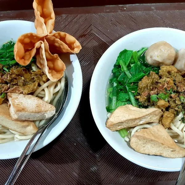 Gerai bakso dan mie ayam batuyang