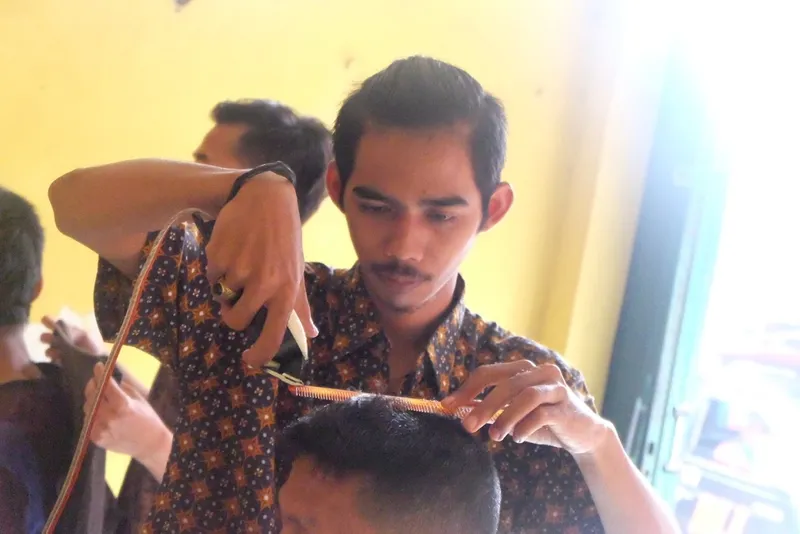 Pangkas Rambut Ujang Sumilir