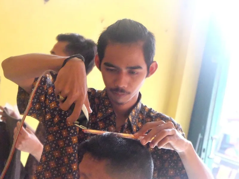 Pangkas Rambut Ujang Sumilir