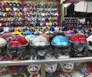 toko helm di Dukuh Jakarta Timur