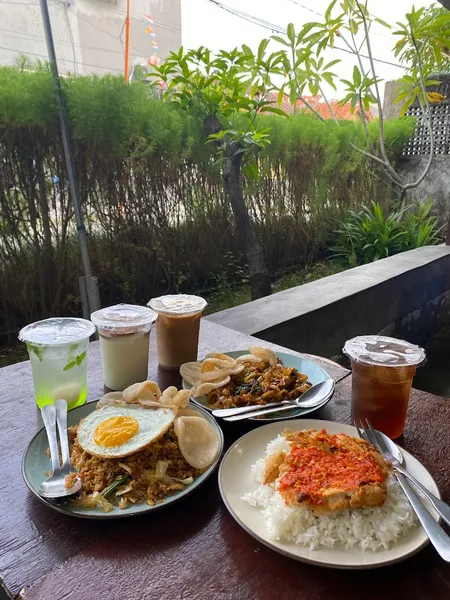 FULL MOON Cafe and Eatery