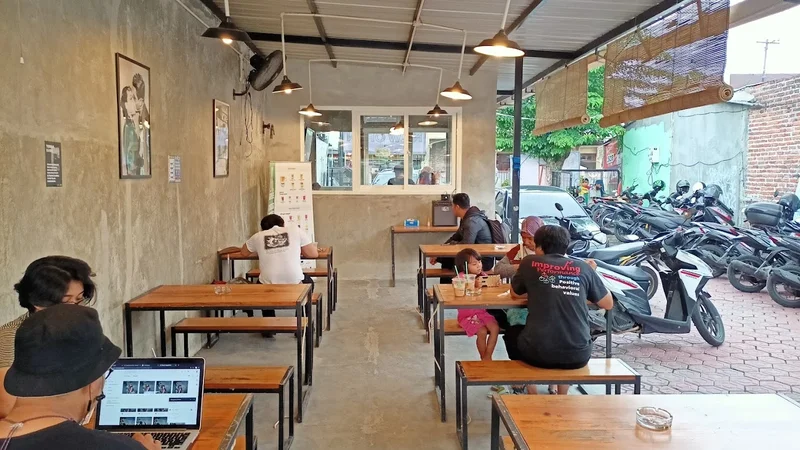 Kopi Titik Koma Riverside Ketintang