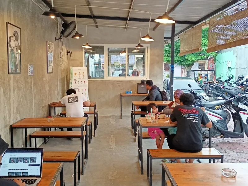 Kopi Titik Koma Riverside Ketintang