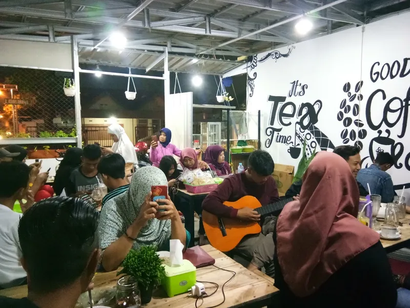 Waroeng hitam putih