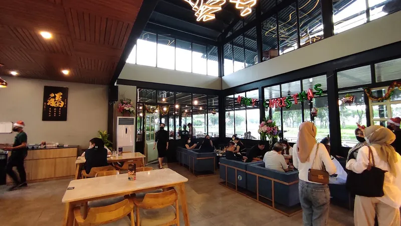 JJ LAKE CAFE & EATERY