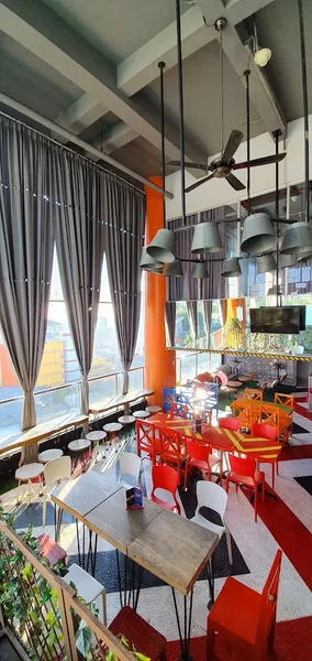 G Lounge Kitchen & Bar