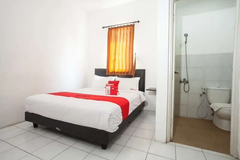 RedDoorz plus near galaxy mall surabaya
