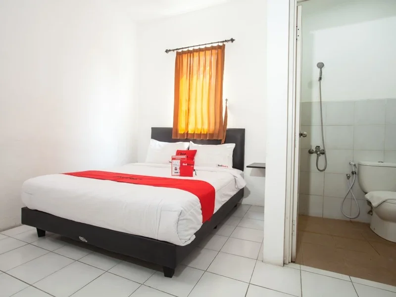 RedDoorz plus near galaxy mall surabaya