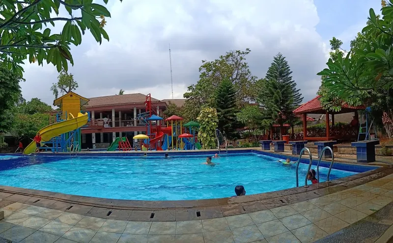 Kolam Renang Rumah Ibu