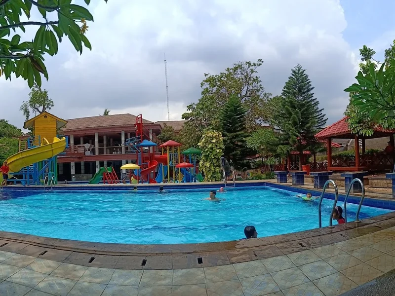 Kolam Renang Rumah Ibu