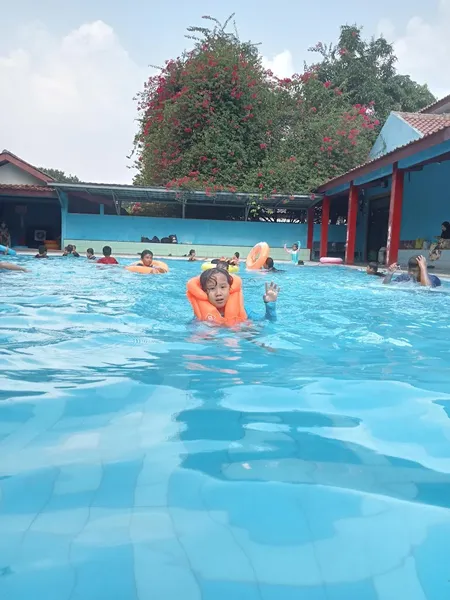 Kolam Renang Warna-warni