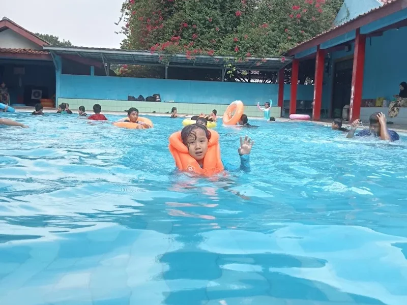 Kolam Renang Warna-warni