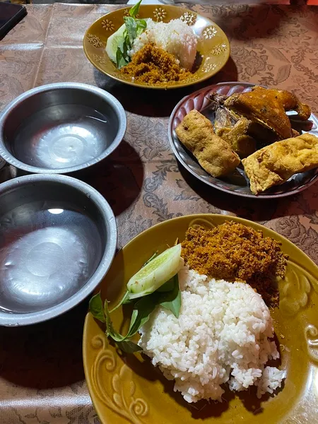 Warung Bebek Goreng - Ayam Goreng Lestari