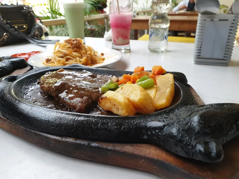 Kampoeng Steak - Manyar