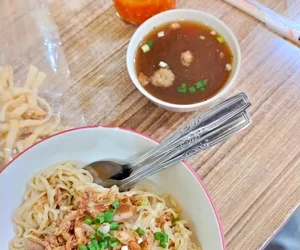 restoran mie di Gunung Anyar Surabaya