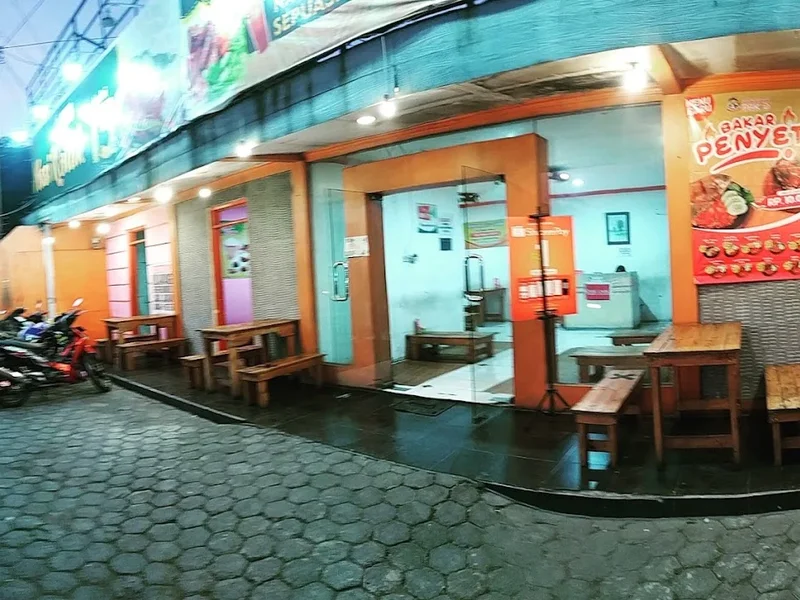 Ayam Bakar Pak D - Bendul Merisisi. Surabaya