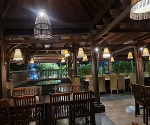 restoran outdoor di Mojo Surabaya