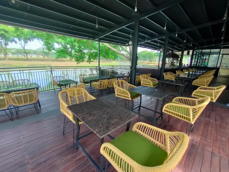 JJ LAKE CAFE & EATERY