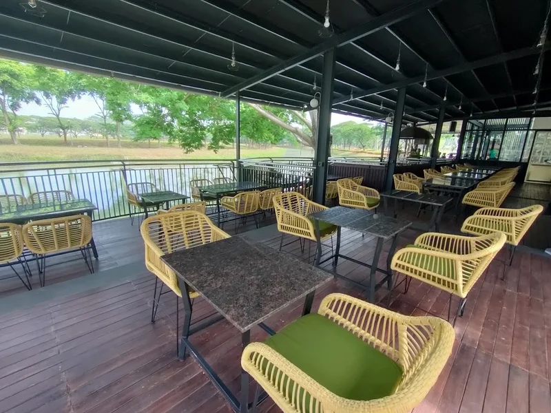 JJ LAKE CAFE & EATERY