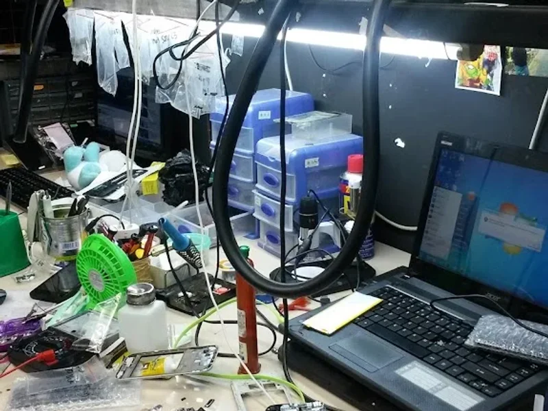 SERVICE IPHONE & LAPTOP