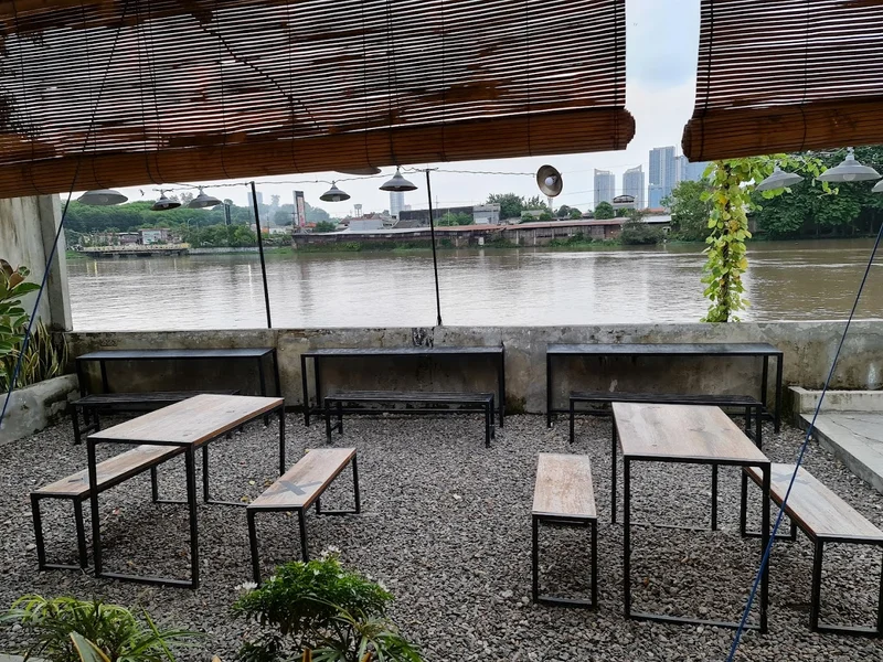 Kopi Titik Koma Riverside Ketintang