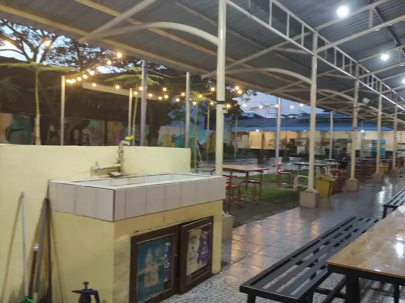 Sentra Wisata Kuliner Semolowaru