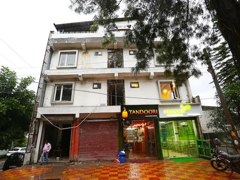 Super Capital O Hotel Rosewood Inn