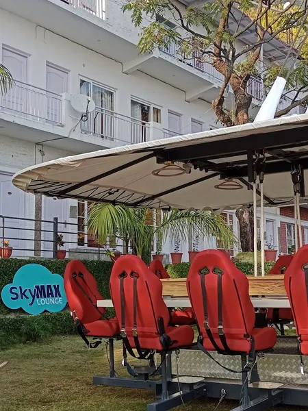 SkyMax Lounge