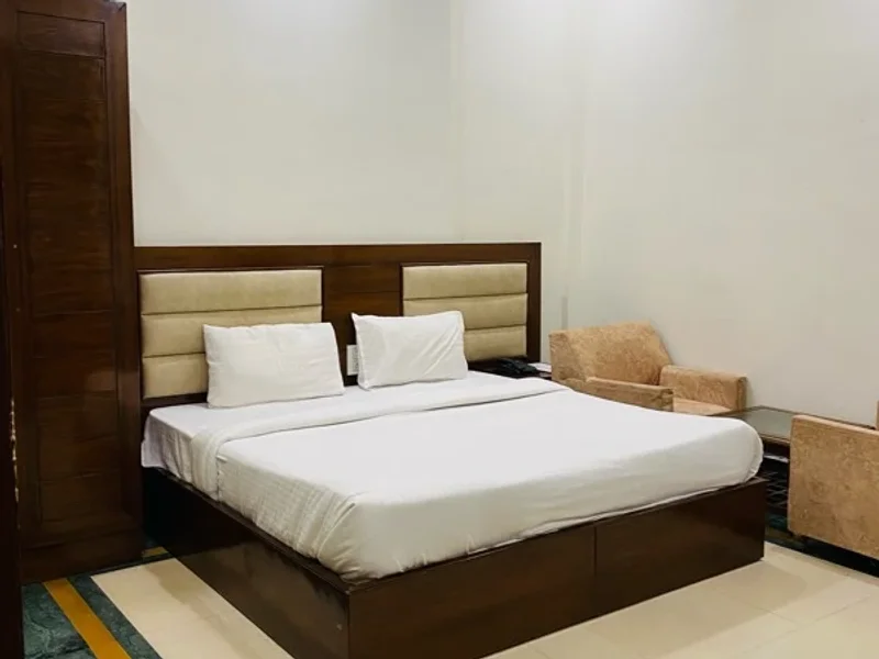 Capital O 81485 Hotel Selaqui Inn