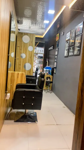 Makeover's Unisex Salon Khatima