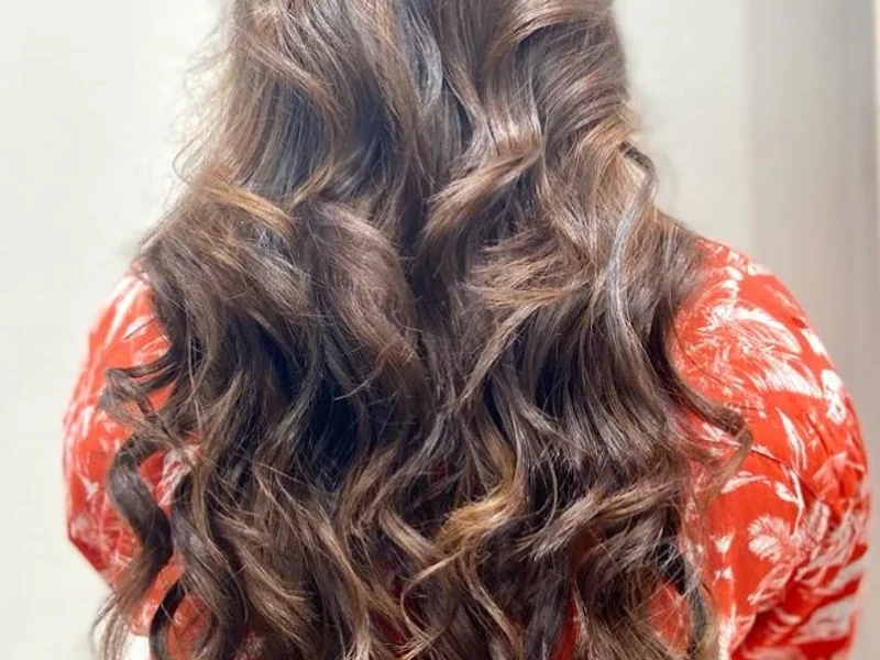 B U unisex Salon academy