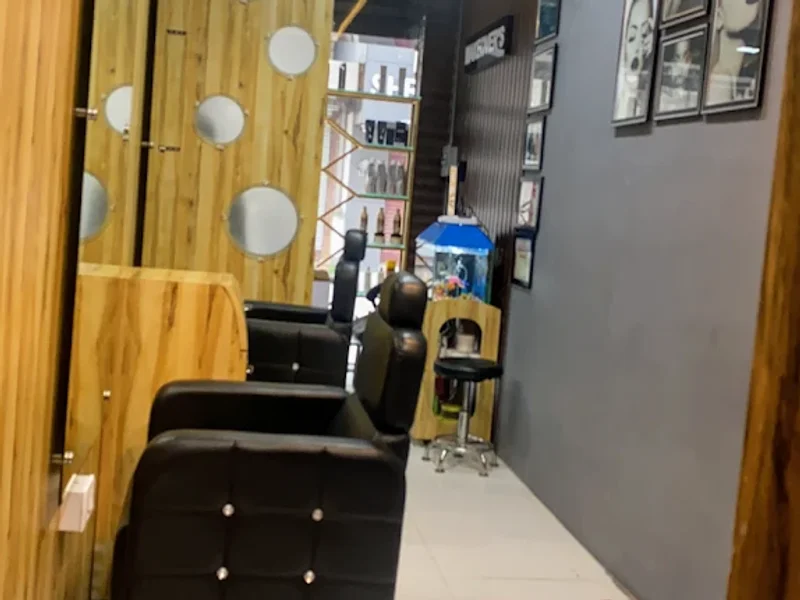 Makeover's Unisex Salon Khatima