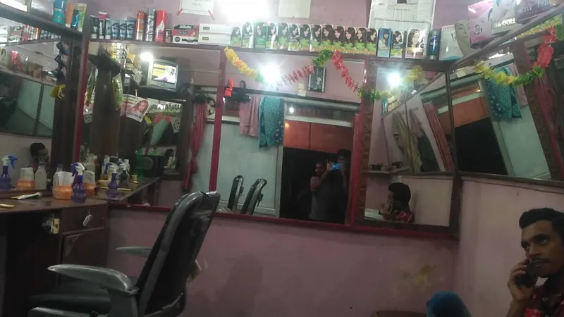 Rihan Hair Cutting Both Lady And Gents and also saving . All type massage