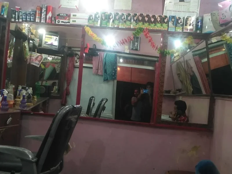Rihan Hair Cutting Both Lady And Gents and also saving . All type massage