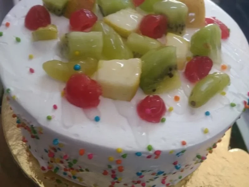 Golden Bakery - Freshly baked cakes and biscuits, birthday decoration material available.