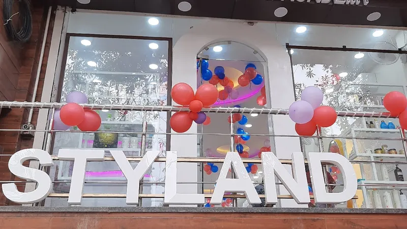 STYLAND MAKEUP STUDIO UNISEX SALON &ACADEMY