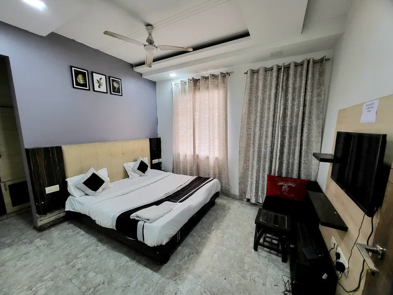 Hotel Season Grand Couple Friendly. Pitampura Metro Station/ Best hotel in Pitampura