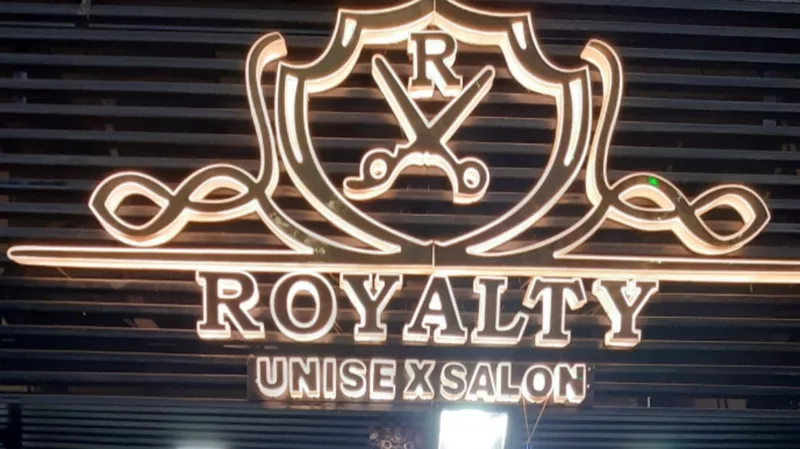 ROYALTY UNISEX SALOON