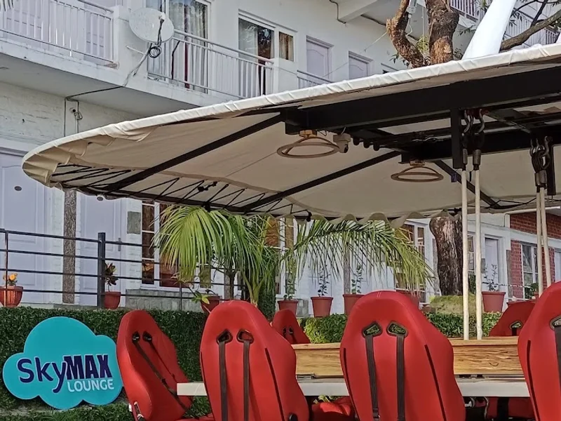 SkyMax Lounge