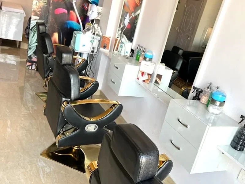R K Makeup Studio & Academy Unisex Salon