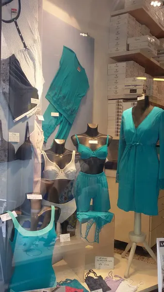 Le Trou Mode Di Grippo Leonardo Intimo Calze Costumi Pigiameria uomo donna Milano