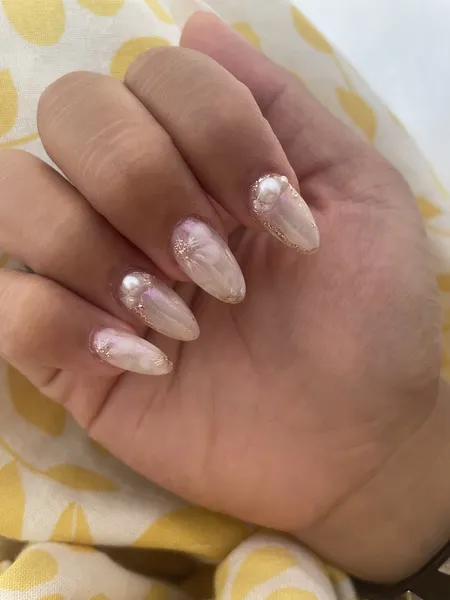 Lily nail art