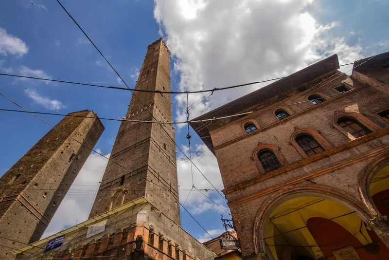 Le due Torri: Garisenda e degli Asinelli