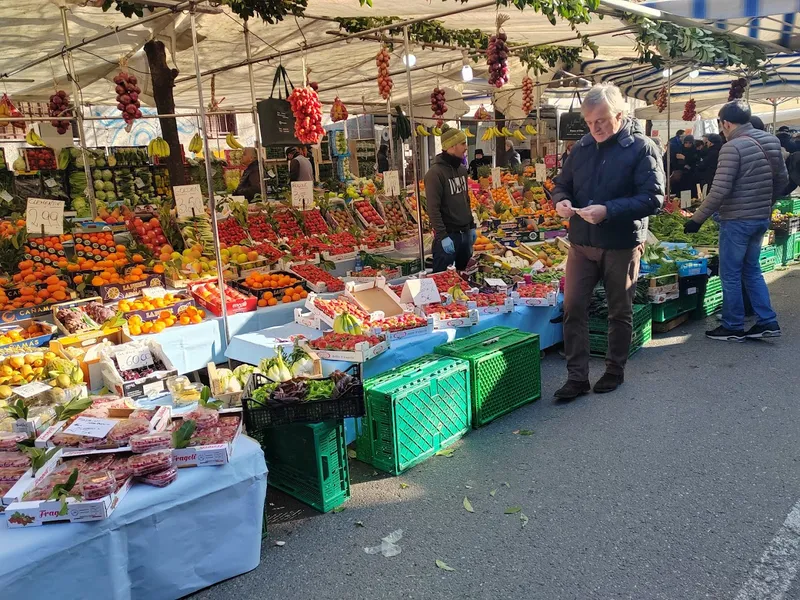 Mercato sabato via fauché banco di Luca&Marika