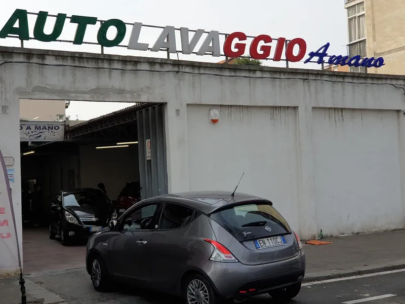 Autolavaggio a mano