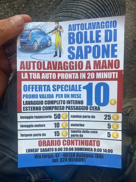 Autolavaggio (bolle di sapone)amano