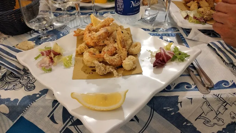 Officina zio pesce Trattoria mediterranea Centro storico 200 mt dalla Reggia. Parcheggio Don bosco Via Roma, 71 Caserta.