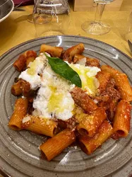 rigatoni alla carbonara a Napoli